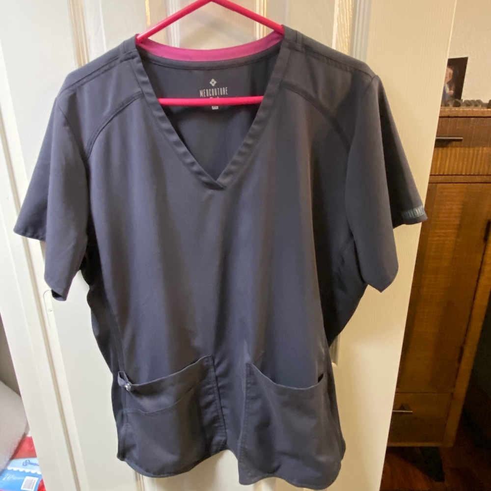 Medcouture XL gray scrubs. In great condition. No damage.